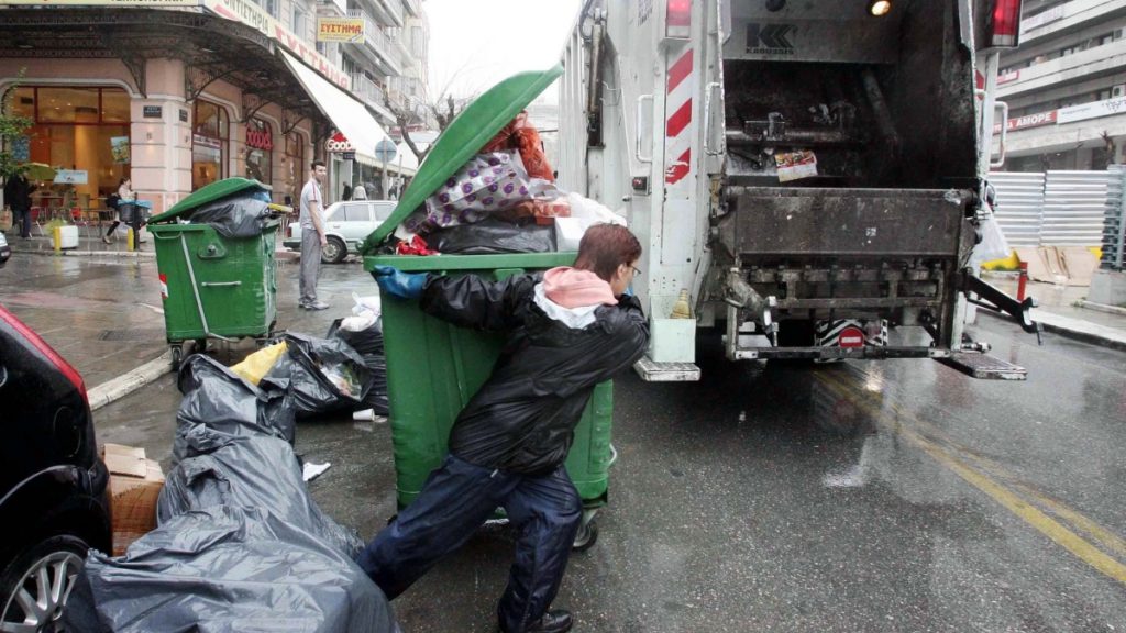 Θεσσαλονίκη: Άστεγος κοιμόταν σε κάδο για να προστατευθεί από την βροχή – Εγκλωβίστηκε μέσα σε απορριμματοφόρο