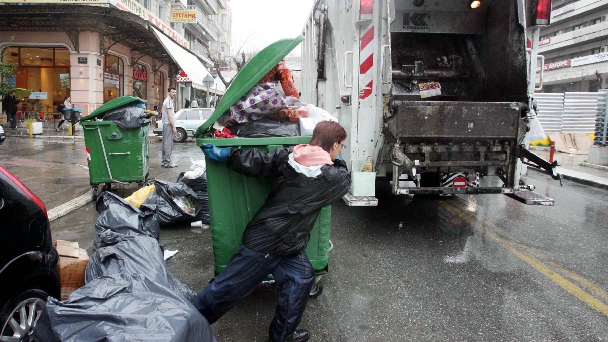 Θεσσαλονίκη: Άστεγος κοιμόταν σε κάδο για να προστατευθεί από την βροχή – Εγκλωβίστηκε μέσα σε απορριμματοφόρο