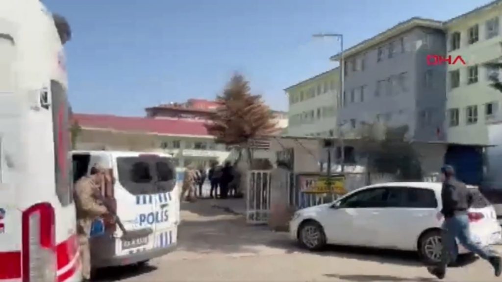 Ένοπλη επίθεση σε λύκειο στην Τουρκία – Αναφορές για τραυματίες και ομήρους μαθητές (βίντεο)