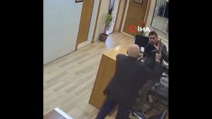 Τουρκία: Ηλικιωμένος εισέβαλε σε κυβερνητικό κτίριο και χτύπησε υπάλληλο με μπαλτά (βίντεο)