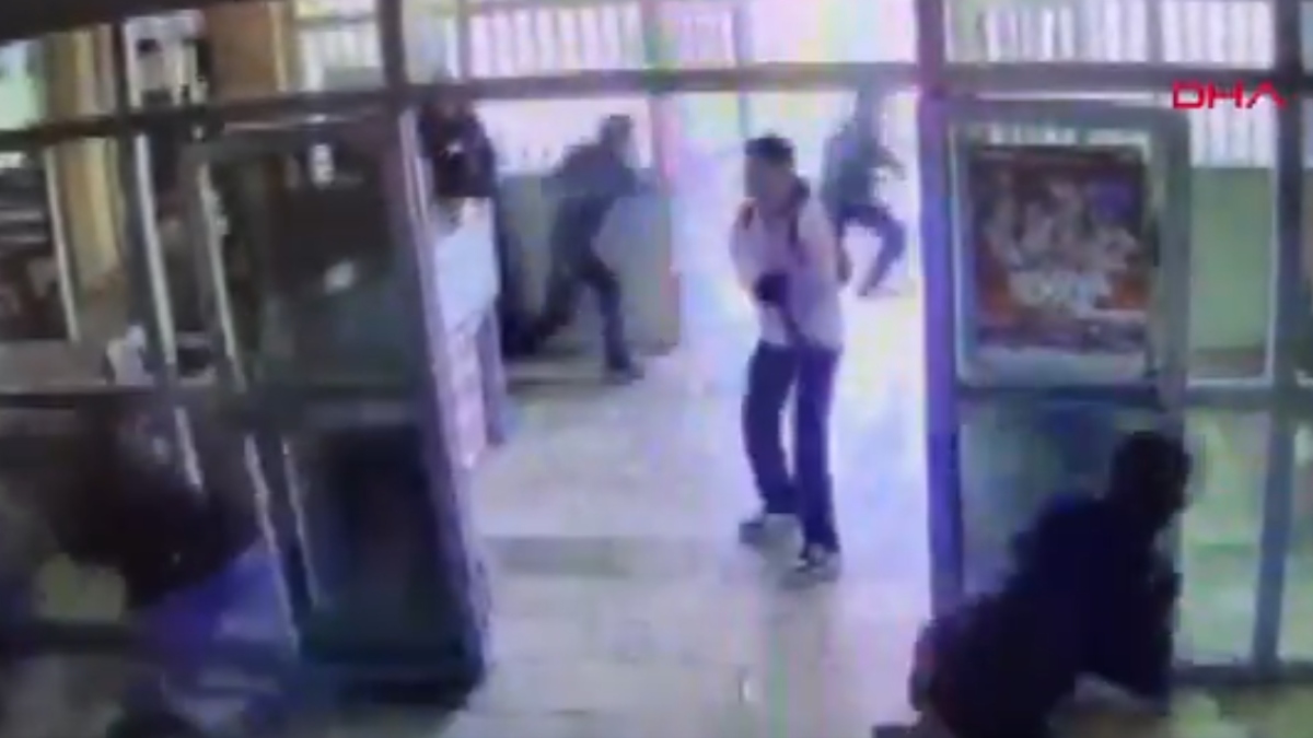 Τουρκία: Βίντεο από τη στιγμή που ο ένοπλος δράστης μπαίνει σε σχολείο και ανοίγει πυρ αδιακρίτως