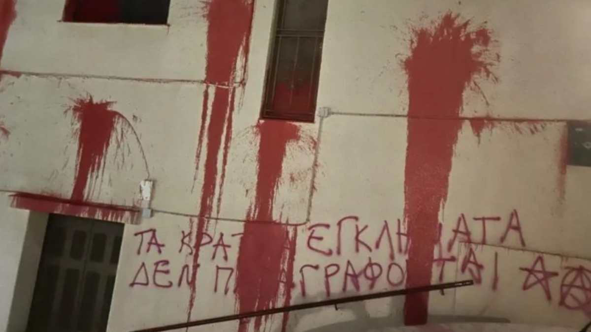 Ισίδωρος Ντογιάκος: Ανάληψη ευθύνης για την επίθεση με τρικάκια και μπογιές έξω από το σπίτι του