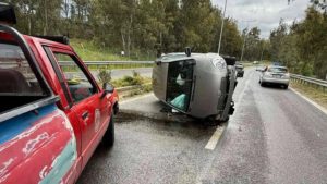 Αρτέμιδα: Αυτοκίνητο πέρασε πάνω απο διαχωριστικό και τούμπαρε στη μέση του δρόμου (Εικόνες & Βίντεο)