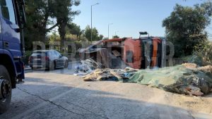 Τροχαίο στη λεωφόρο Βουλιαγμένης: Τούμπαρε φορτηγό, απεγκλωβίστηκε ο οδηγός – Τεράστιο μποτιλιάρισμα (βίντεο)