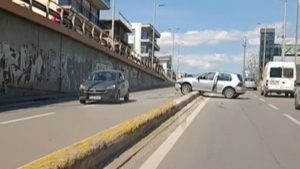 Άγιοι Ανάργυροι: Αυτοκίνητο εξετράπη της πορείας του στις Τρεις Γέφυρες και ανέβηκε σε διαχωριστική νησίδα (βίντεο)