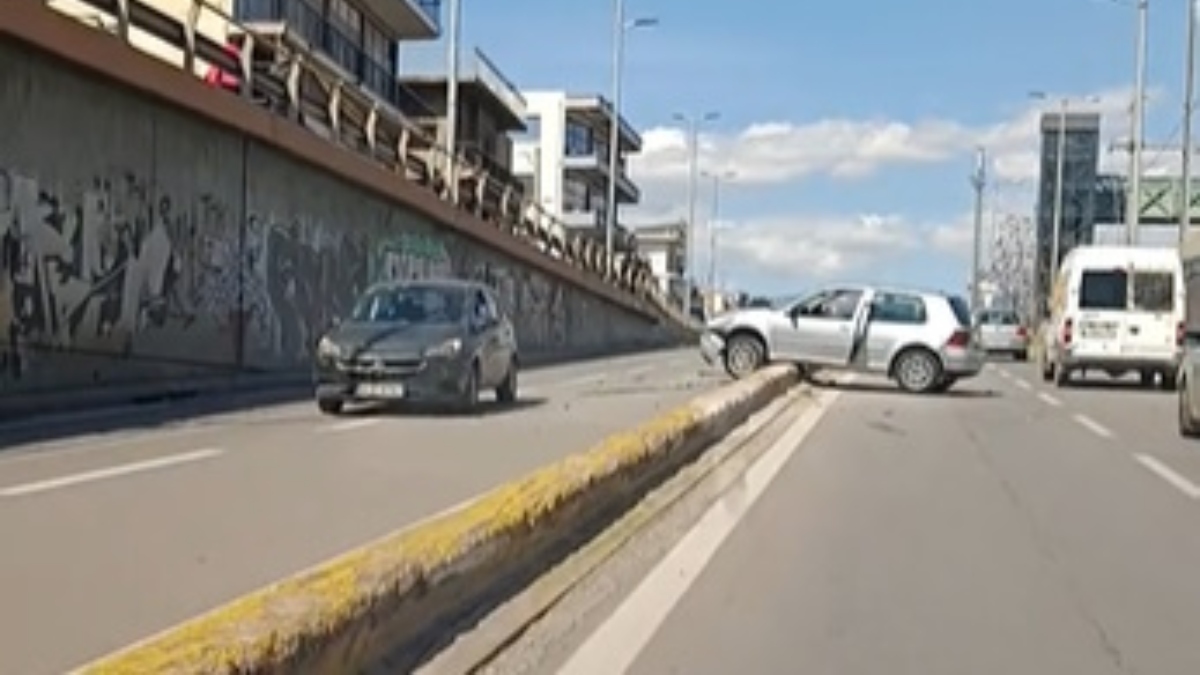 Άγιοι Ανάργυροι: Αυτοκίνητο εξετράπη της πορείας του στις Τρεις Γέφυρες και ανέβηκε σε διαχωριστική νησίδα (βίντεο)