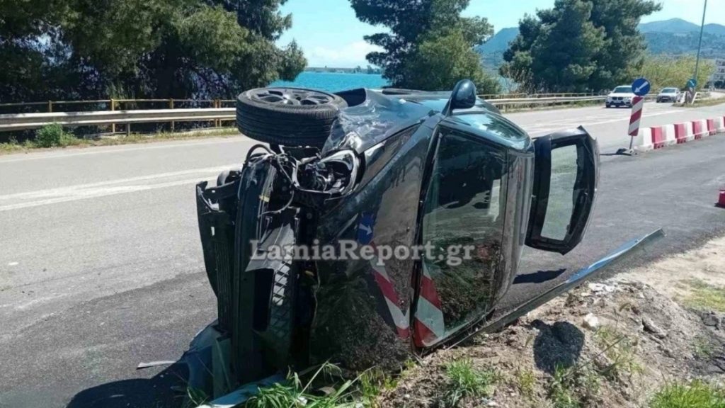 Φθιώτιδα: Τροχαίο στον παραλιακό δρόμο του Αγίου Κωνσταντίνου – Τούμπαρε αυτοκίνητο μετά από σύγκρουση (φωτογραφίες)
