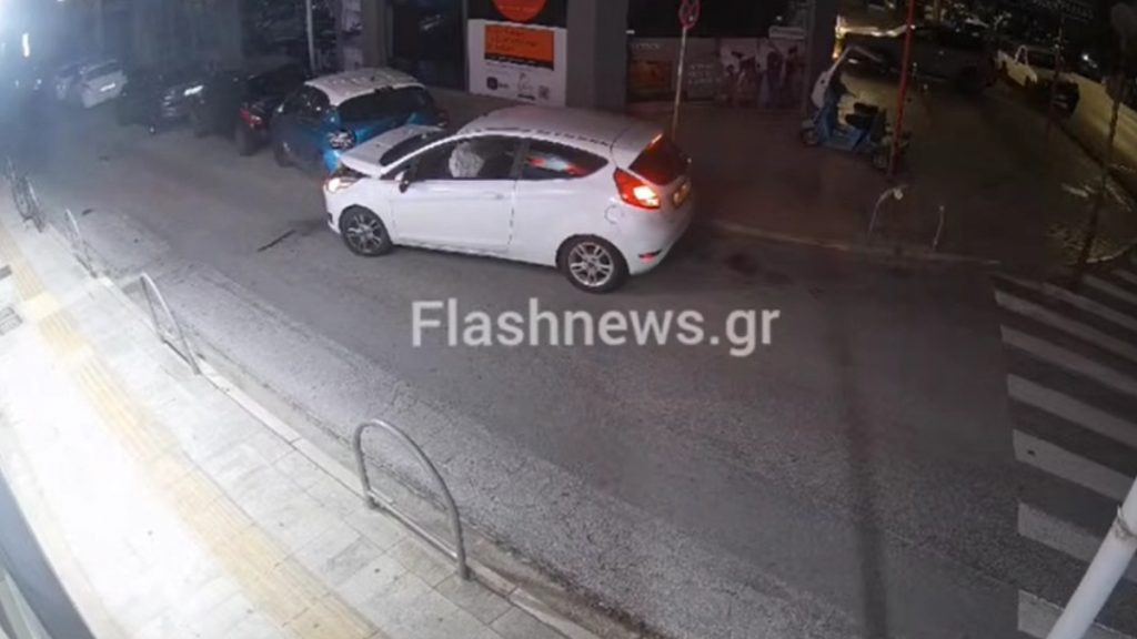 Σοκαριστικό τροχαίο στα Χανιά: ΙΧ πέφτει πάνω σε σταθμευμένα οχήματα – Δείτε βίντεο