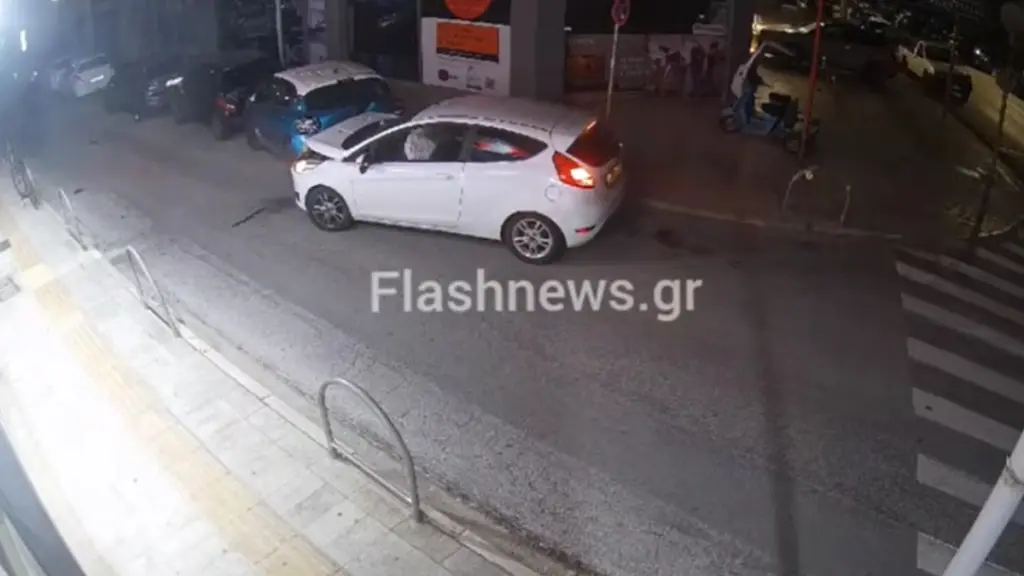 Σοκαριστικό τροχαίο στα Χανιά: ΙΧ πέφτει πάνω σε σταθμευμένα οχήματα – Δείτε βίντεο