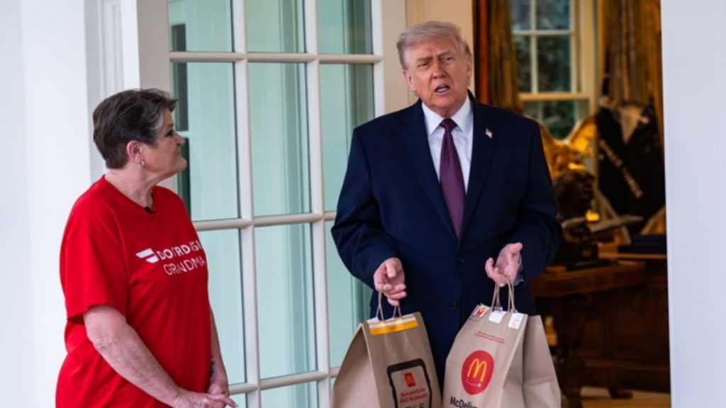 Ντόναλντ Τραμπ: Παρήγγειλε fast food στον Λευκό Οίκο και άφησε 100 δολάρια φιλοδώρημα (Βίντε)
