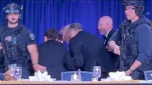 Λευκός Οίκος: Πανικός από πυροβολισμούς στο δείπνο των ανταποκριτών – Απομακρύνθηκε ο Τραμπ, τραυματίστηκε μέλος της ασφάλειας