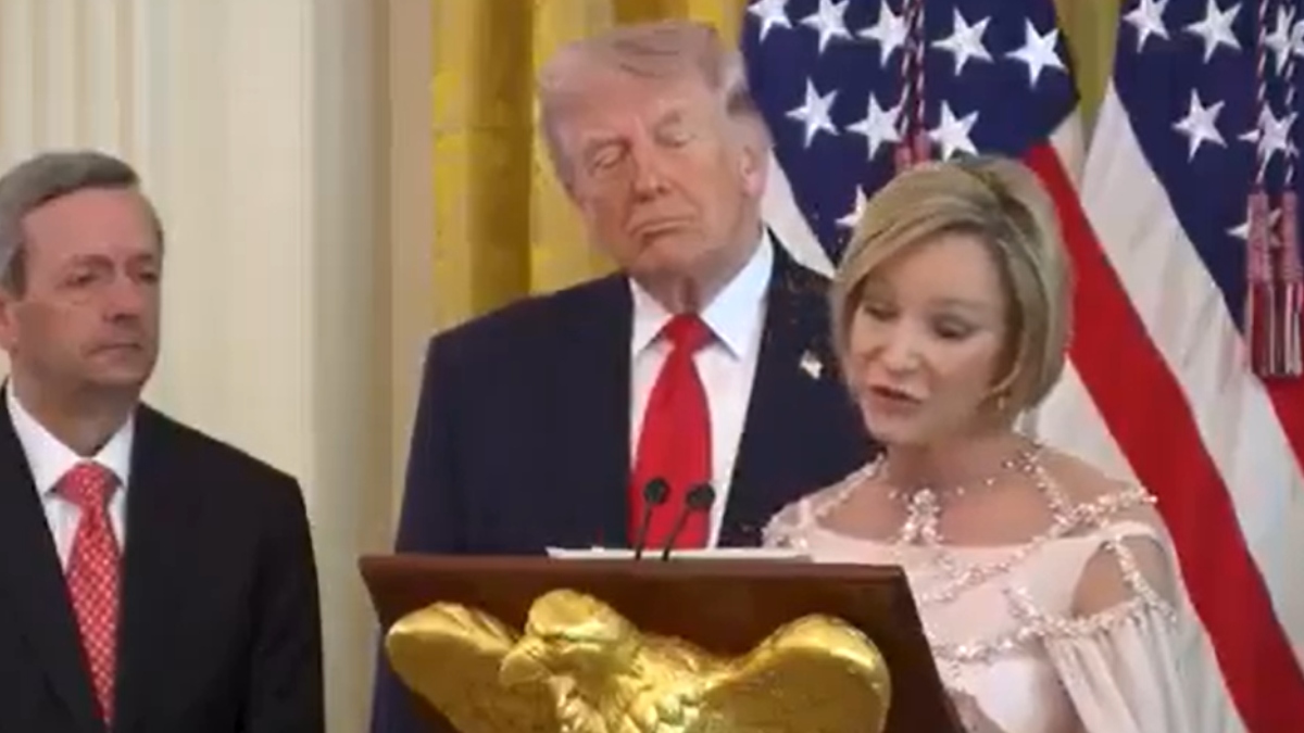 Τραμπ: H επικεφαλής του θρησκευτικού γραφείου του Λευκού Οίκου τον συνέκρινε με τον Χριστό – “Αναστηθήκατε όπως αυτός”