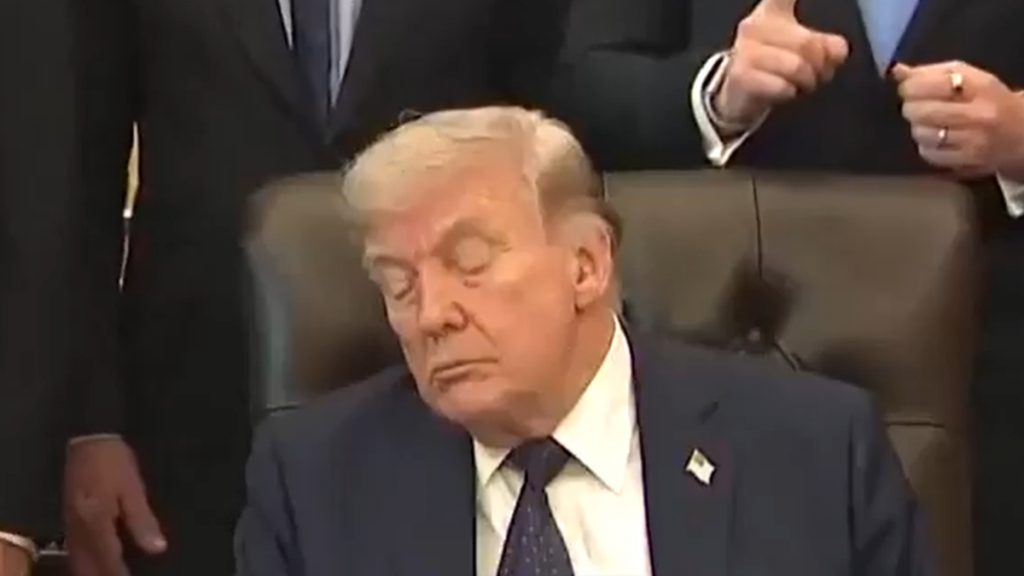 Ο Ντόναλντ Τραμπ αποκοιμήθηκε σε συνέντευξη Τύπου στο Οβάλ Γραφείο (βίντεο)