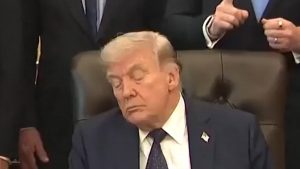 Ο Ντόναλντ Τραμπ αποκοιμήθηκε σε συνέντευξη Τύπου στο Οβάλ Γραφείο (βίντεο)