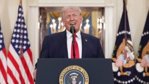 Ο χλευασμός του Τραμπ στον Μακρόν: “Η γυναίκα του τον κακομεταχειρίζεται, ακόμα θυμάται το χαστούκι που του έριξε”