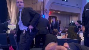 “Ελλιπής η ασφάλεια – Έμπαινες δείχνοντας ένα χάρτινο εισιτήριο” – Τι είπε δημοσιογράφος για το δείπνο με τον Τραμπ (βίντεο)