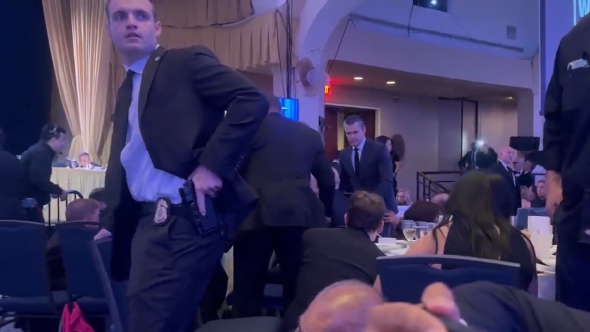 “Έμπαινες δείχνοντας απλά ένα χάρτινο εισιτήριο” – Τι είπε δημοσιογράφος για όσα έγιναν στο δείπνο με τον Τραμπ (βίντεο)