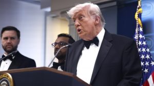 Ντόναλντ Τραμπ για τους πυροβολισμούς  στο Washington Hilton: «Δυνάμει δολοφόνος ο ύποπτος» – Η στιγμή της επίθεσης