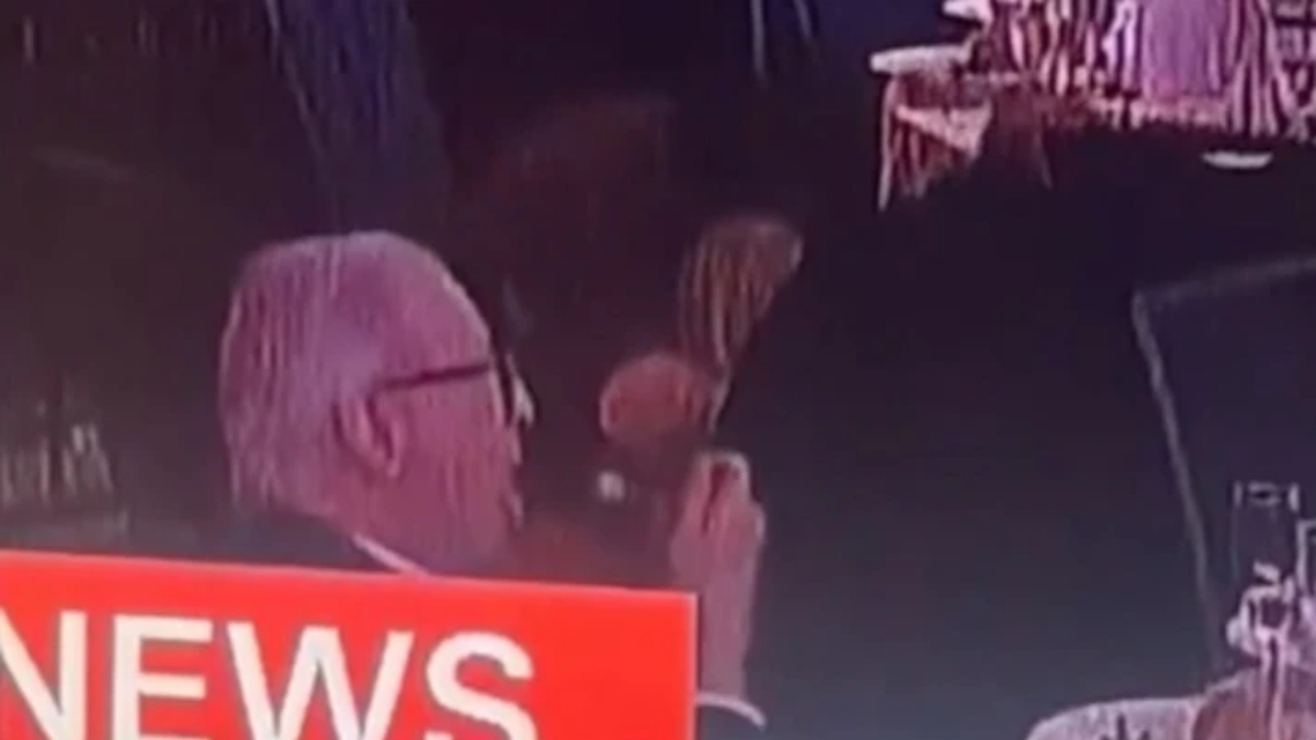 “Δεν υπήρχε περίπτωση να πέσω με το σμόκιν στο βρώμικο πάτωμα” – Τι είπε ο άνδρας που παρέμεινε ατάραχος στην επίθεση κατά Τραμπ (βίντεο)