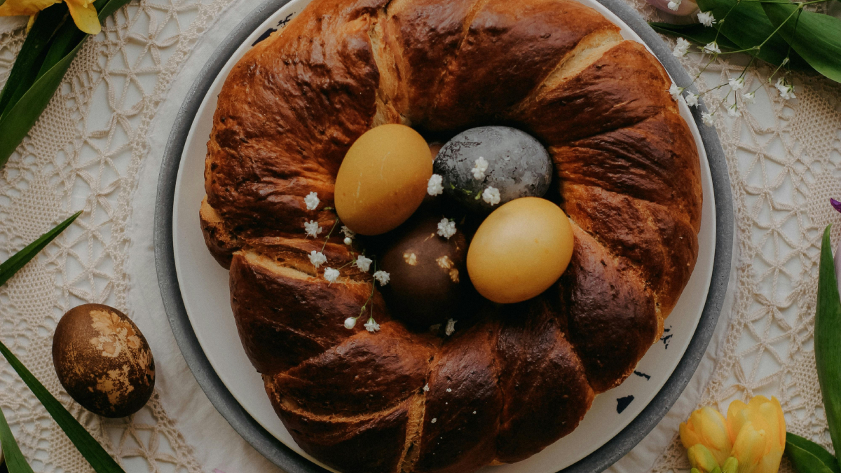 Πανεύκολη συνταγή για τα πιο αφράτα και μοσχομυριστά πασχαλινά τσουρέκια με ελάχιστα υλικά