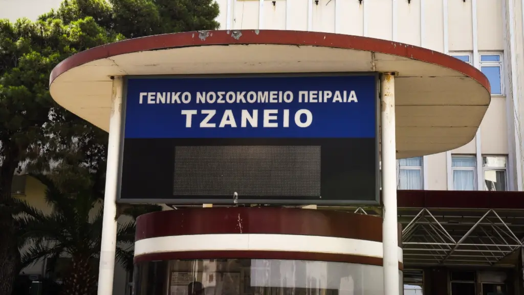 Επίθεση σε ρεπόρτερ του OPEN έξω από το Τζάνειο – «Δέχτηκε σφαλιάρες και χυδαίους χαρακτηρισμούς»