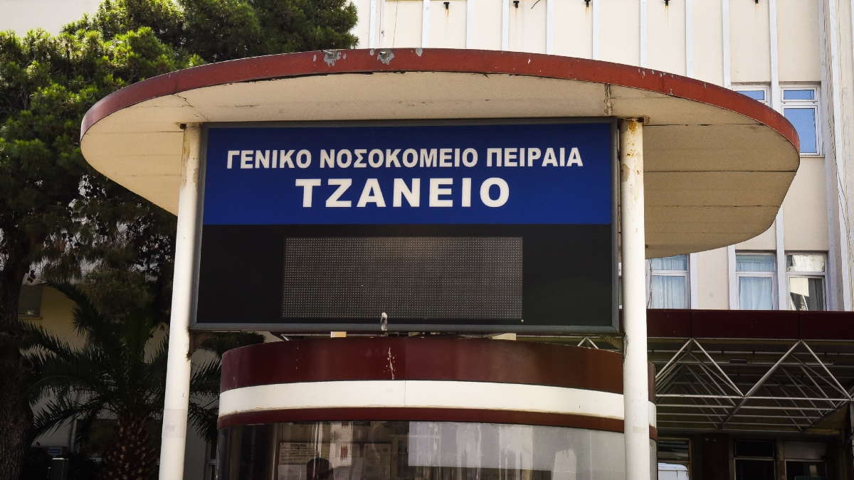 Πειραιάς: Στη ΜΕΘ μετά το χειρουργείο ο 17χρονος που παρασύρθηκε από λεωφορείο – «Πετάχτηκε ξαφνικά», είπε ο οδηγός