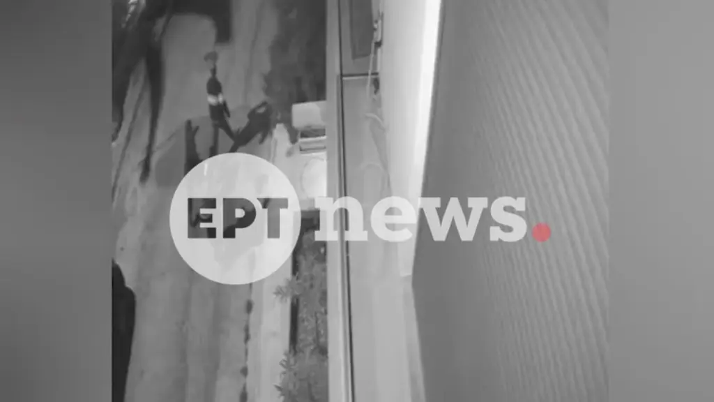 Βάρη: Επεισοδιακή καταδίωξη διαρρηκτών με πυροβολισμούς – Η στιγμή που φεύγουν με τα κλοπιμαία (Βίντεο)