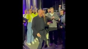 Γιάνης Βαρουφάκης: Χορεύει στη Μόσχα με techno τραγούδι που επαναλαμβάνει το όνομά του (βίντεο)