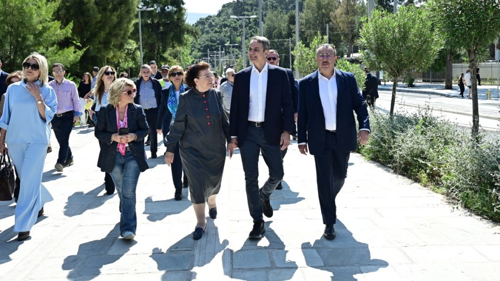 Επίσκεψη Κυριάκου Μητσοτάκη στην Βασιλίσσης Όλγας μετά τα έργα ανάπλασης