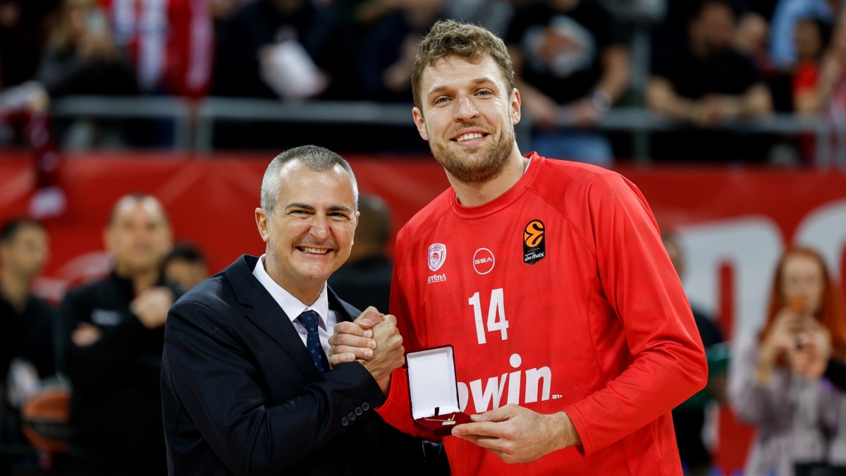 Χάποελ Τελ Αβίβ – Ολυμπιακός: Βραβεύτηκε ο Βεζένκοφ από τον Υπουργό Αθλητισμού της Βουλγαρίας