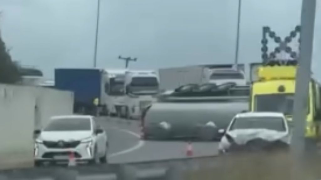 Ανατροπή βυτιοφόρου στην Εγνατία Οδό – Κλειστό το ρεύμα προς Θεσσαλονίκη (βίντεο)