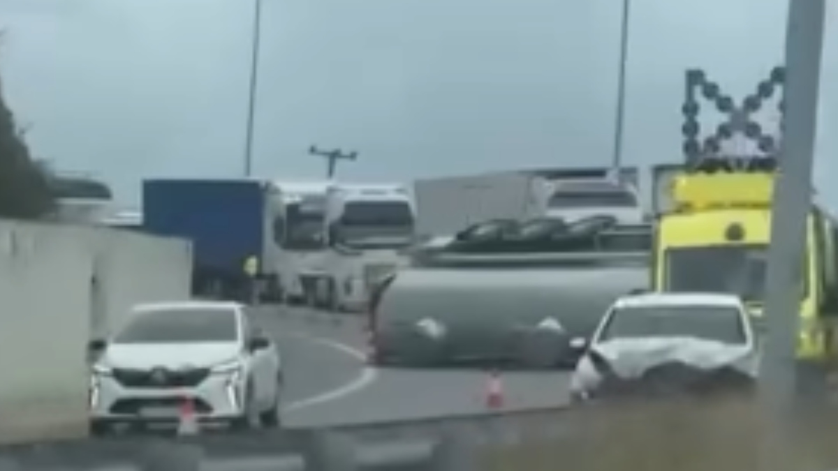 Ανατροπή βυτιοφόρου στην Εγνατία Οδό – Κλειστό το ρεύμα προς Θεσσαλονίκη (βίντεο)