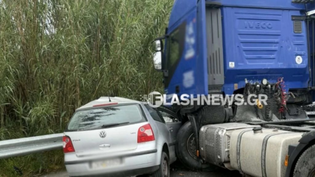 Σοβαρό τροχαίο στον ΒΟΑΚ – Σφοδρή σύγκρουση οχήματος με νταλίκα με έναν σοβαρά τραυματία (Βίντεο)