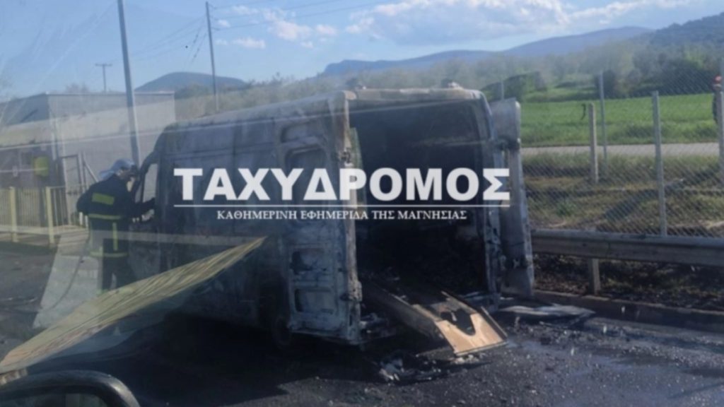 Βόλος: Τυλίχθηκε στις φλόγες ασθενοφόρο του ΕΚΑΒ που μετέφερε 12χρονο στην Αθήνα