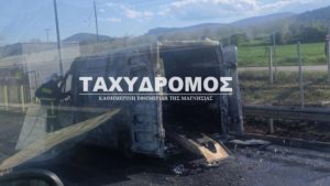 Βόλος: Τυλίχθηκε στις φλόγες ασθενοφόρο του ΕΚΑΒ που μετέφερε 12χρονο στην Αθήνα