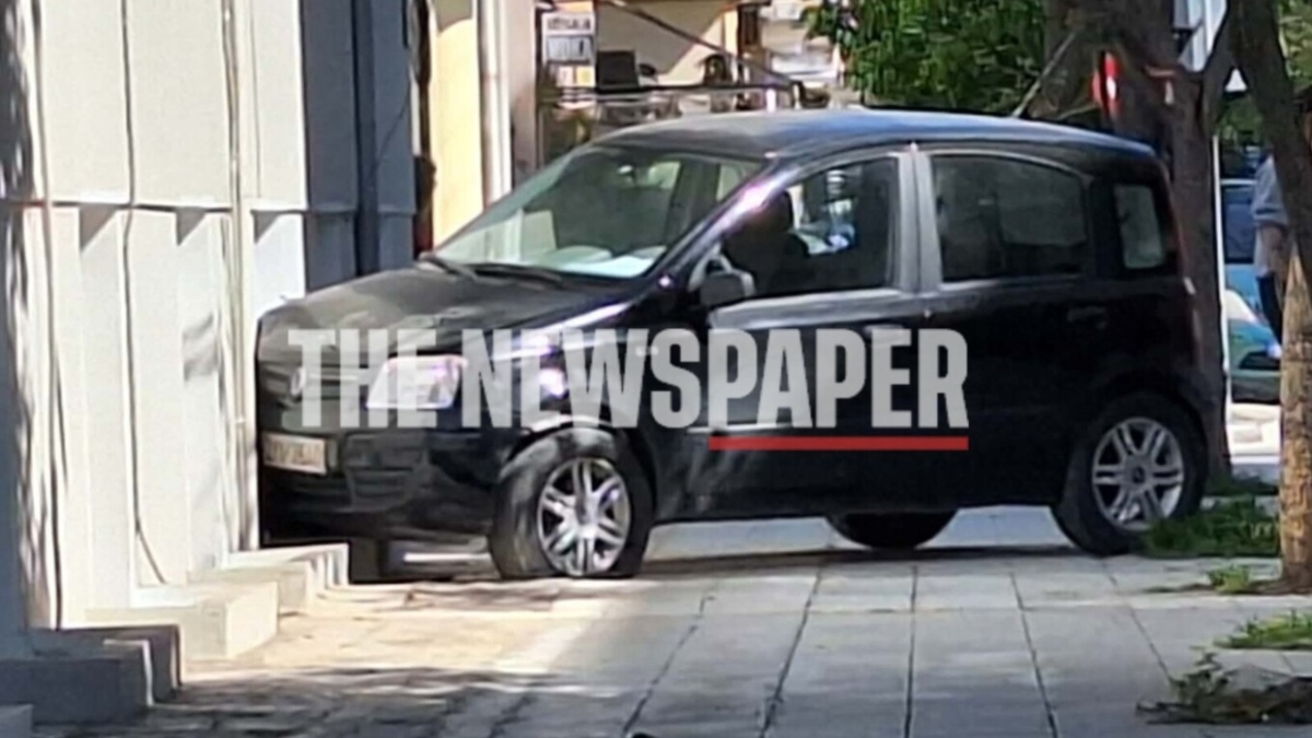 Βόλος: Αυτοκίνητο καρφώθηκε σε πολυκατοικία μετά από σύγκρουση