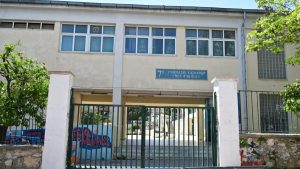 Χαϊδάρι: Σε κρίσιμη κατάσταση η 13χρονη που έπεσε από μπαλκόνι σχολείου – Πώς έγινε το σοκαριστικό ατύχημα (εικόνες)