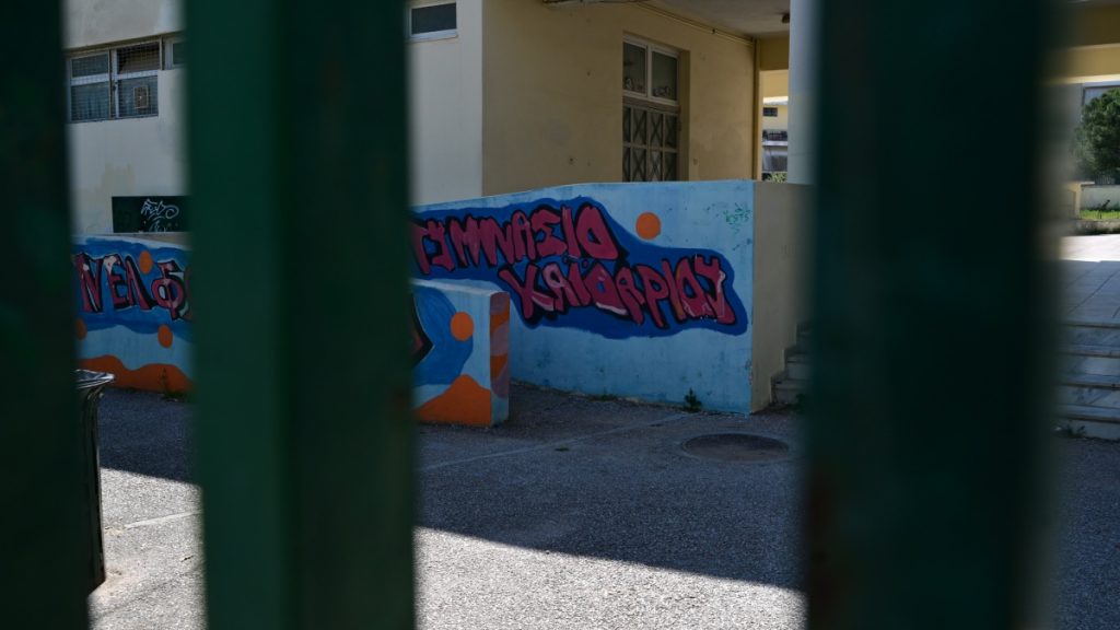 Χαϊδάρι: “Μέσα σε δευτερόλεπτα γλίστρησε προς τα πίσω” –  Τι λέει καθηγήτρια του σχολείου μετά την πτώση της μαθήτριας από τον 1ο όροφο