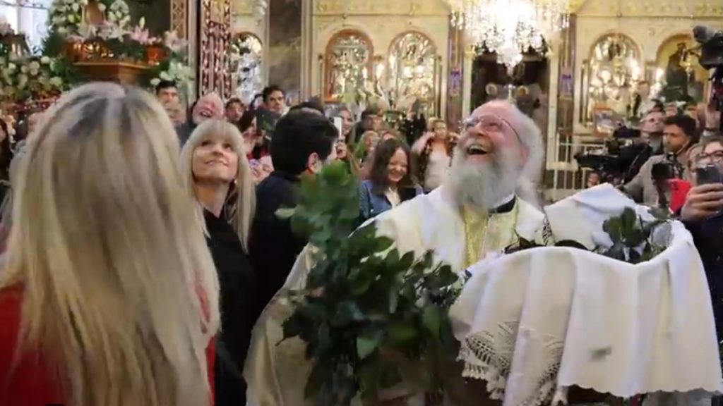 Με λαμπρότητα η Πρώτη Ανάσταση: Ο “ιπτάμενος” παπάς στη Χίο και η “Γκλόρια” στη Ζάκυνθο