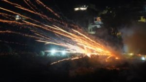 Χίος: Τηρήθηκε το έθιμο του ρουκετοπολέμου στον Βροντάδο – Εντυπωσιακές εικόνες (βίντεο)