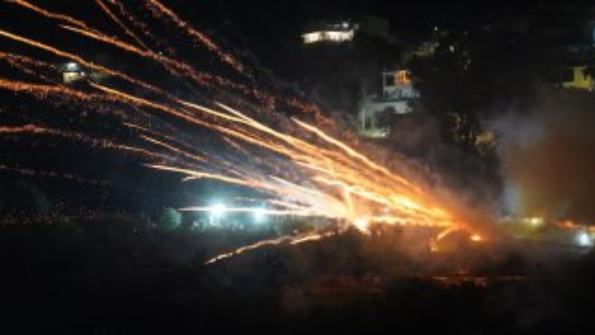 Χίος: Τηρήθηκε το έθιμο του ρουκετοπολέμου στον Βροντάδο – Εντυπωσιακές εικόνες (βίντεο)