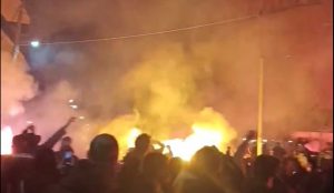 ΑΕΚ: Έξαλλοι πανηγυρισμοί των φιλάθλων της Ένωσης μετά την νίκη επί του Ολυμπιακού – «Κάηκαν» Συγγρού και Νέα Φιλαδέλφεια (βίντεο)