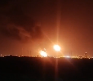 Axios: Ο Τραμπ μπορεί να αναβάλει το τελεσίγραφο – Νέες επιθέσεις μεταξύ Ισραήλ και Ιράν, χτυπήθηκε πετροχημικό εργοστάσιο στη Σ. Αραβία