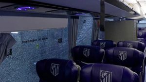 Ακραία σκηνικά έξω από το «Καμπ Νου»: Οπαδοί της Μπαρτσελόνα έσπασαν το πούλμαν της Ατλέτικο