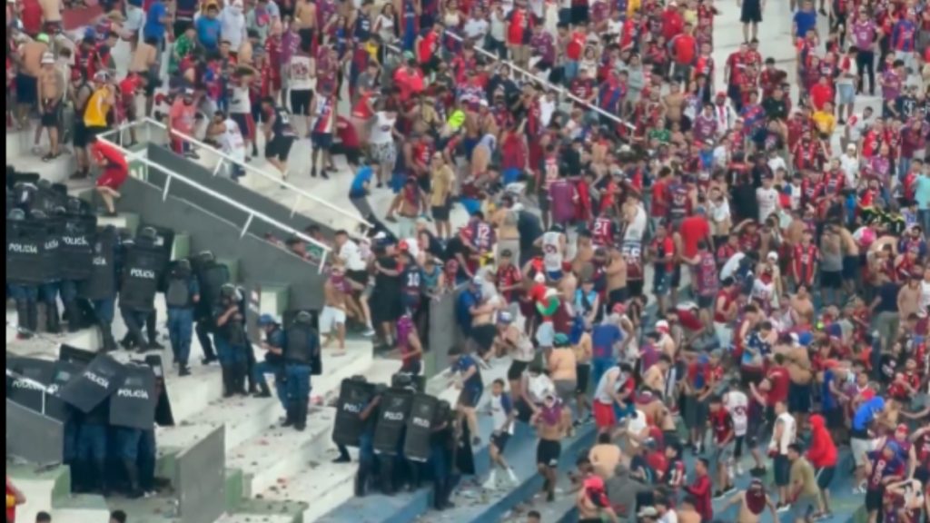 Παραγουάη: Άγρια συμπλοκή οπαδών και αστυνομίας σε τοπικό ντέρμπι (βίντεο)
