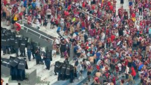 Παραγουάη: Άγρια συμπλοκή οπαδών και αστυνομίας σε τοπικό ντέρμπι (βίντεο)