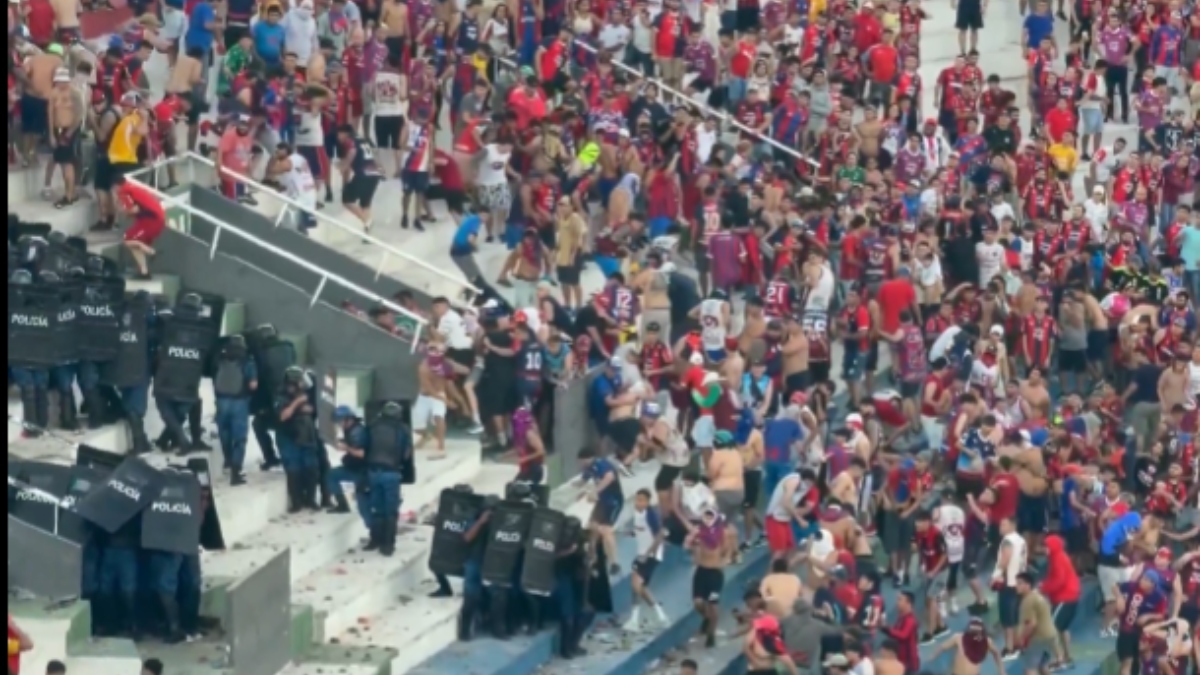 Παραγουάη: Άγρια συμπλοκή οπαδών και αστυνομίας σε τοπικό ντέρμπι (βίντεο)