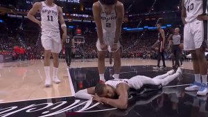 ΝΒΑ play-offs: «Τρομακτικός» τραυματισμός του Ουεμπανιάμα στην ήττα των Σπερς από τους Μπλέιζερς (βίντεο)