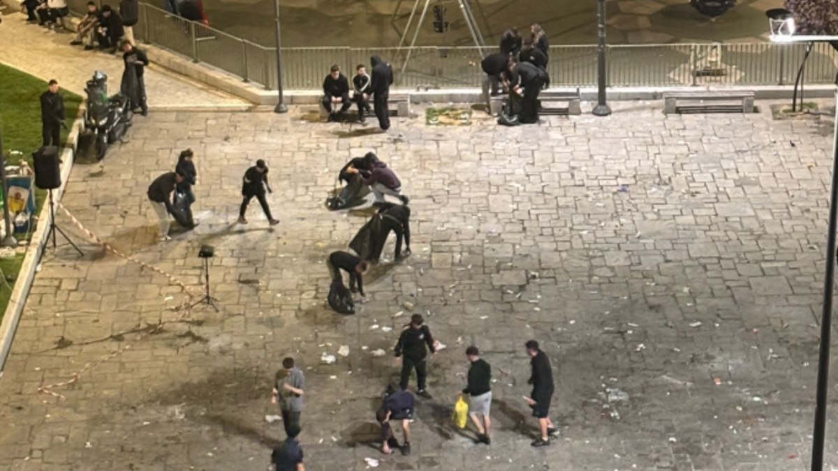 ΠΑΟΚ: Παρά τον χαμένο τελικό με την Μπιλμπαό καθάρισαν την πλατεία Ναυαρίνου (φωτογραφίες)