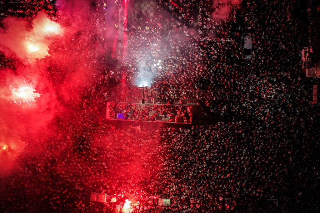 “Κόκκινη τρέλα” για τον Ολυμπιακό: Πανζουρλισμός στον Πειραιά για την κούπα της Euroleague (βίντεο)